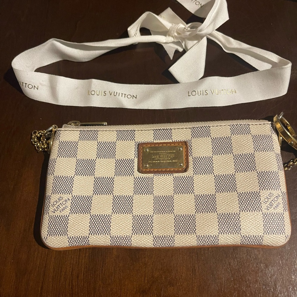 Authentic Louis Vuitton wallet chain pouch in really good conditions.